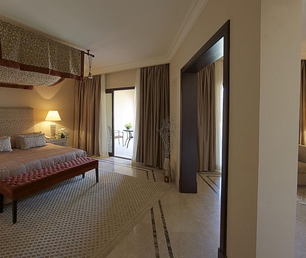 Miramar Al Aqah Beach Resort Extérieur photo A bedroom at the hotel