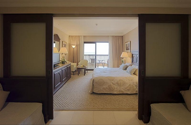 Miramar Al Aqah Beach Resort Extérieur photo A bedroom at the Four Seasons Hotel
