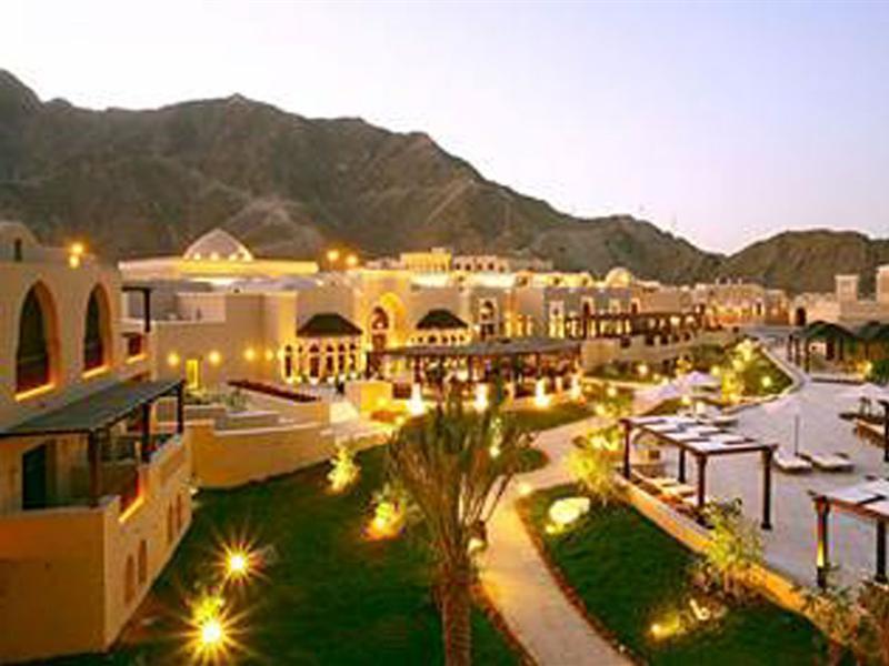 Miramar Al Aqah Beach Resort Extérieur photo The resort at night