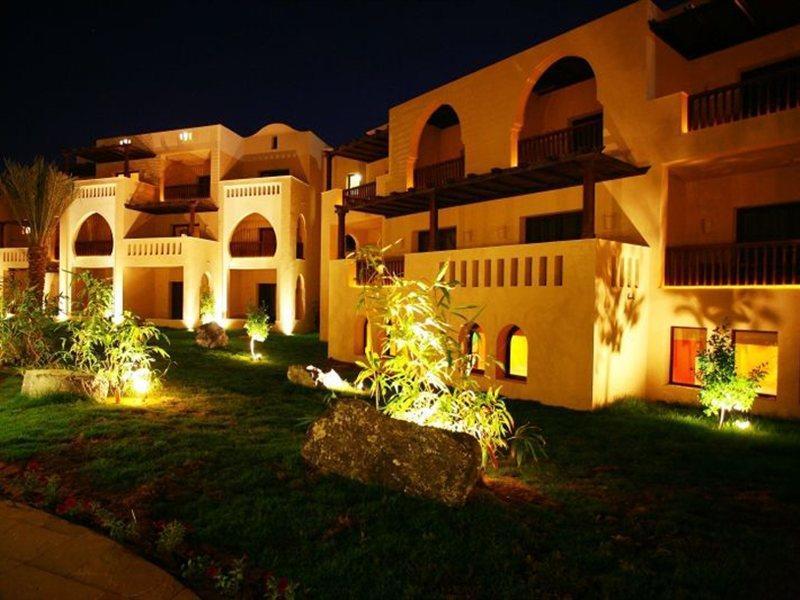 Miramar Al Aqah Beach Resort Extérieur photo The resort at night