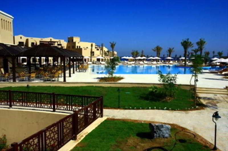Miramar Al Aqah Beach Resort Extérieur photo The swimming pool at the resort