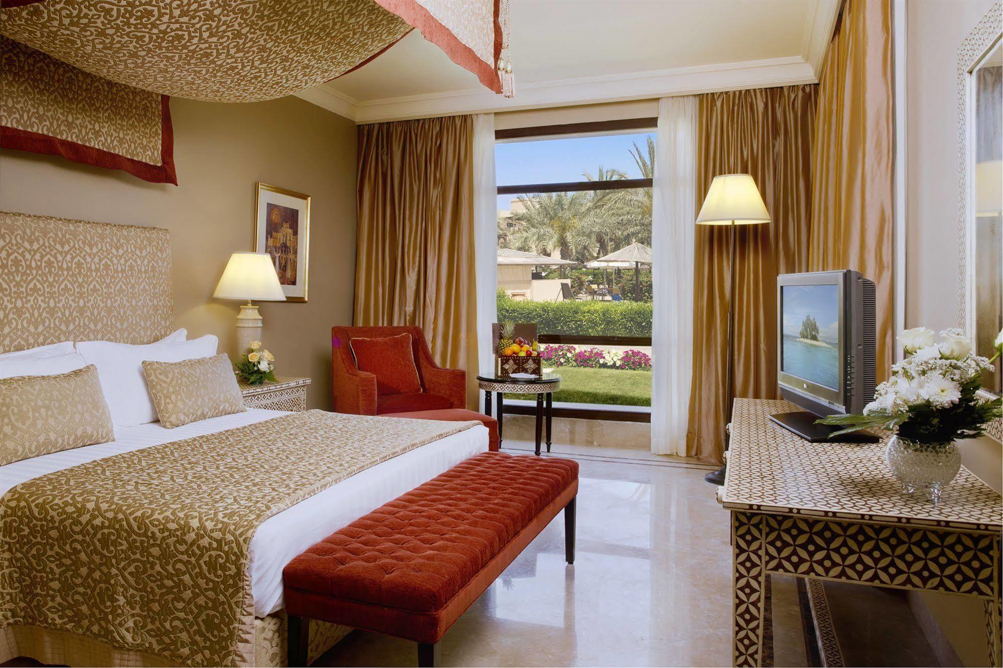 Miramar Al Aqah Beach Resort Extérieur photo A room at the hotel