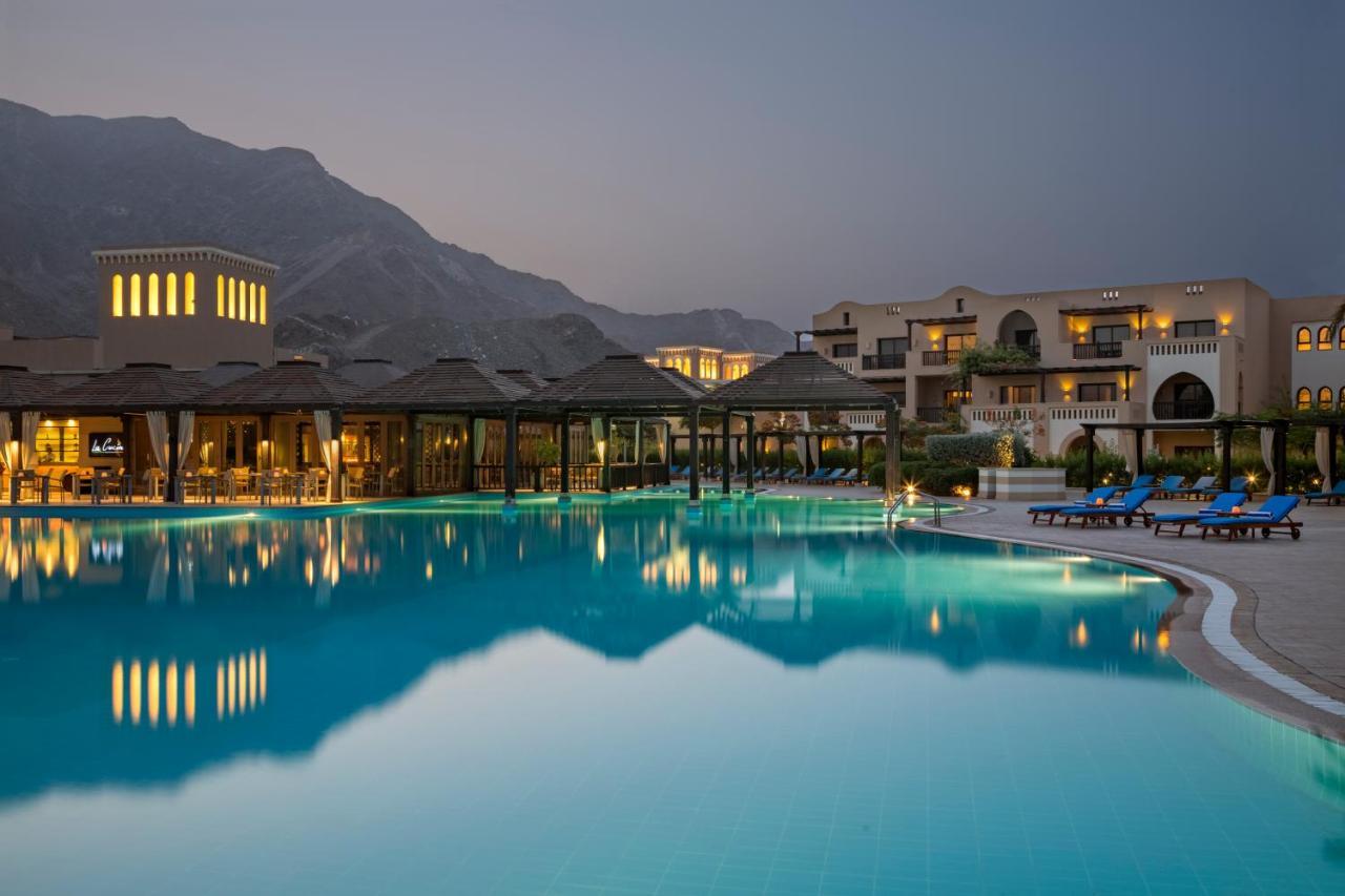Miramar Al Aqah Beach Resort Extérieur photo The resort at night
